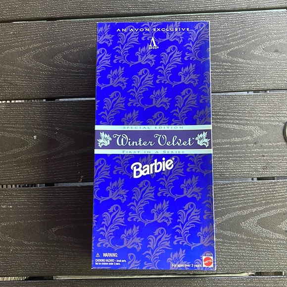-- NRFB Vintage 1995 AVON ~ Winter Velvet Barbie Doll ❄️ - Picture 6 of 16